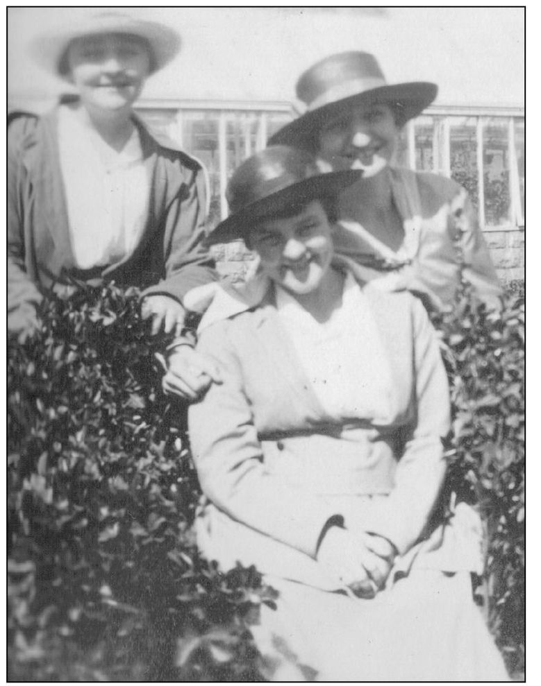 These young ladies were enjoying an outing on the capitol grounds in 1916 This - photo 12