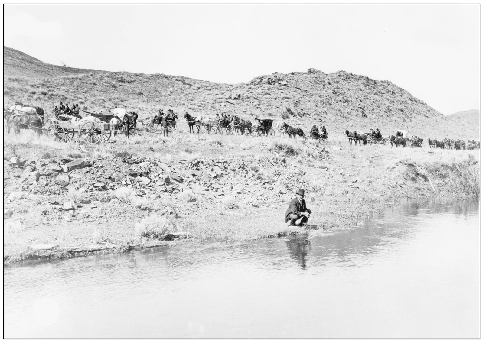 A caravan of home seekers is traveling along a road parallel to the North - photo 3