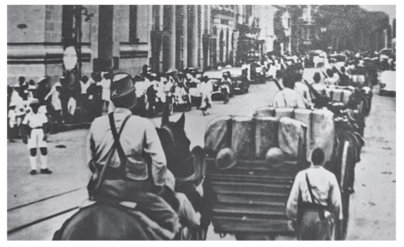 Japanese troops enter Saigon 1941 Europe was in economic and political chaos - photo 4