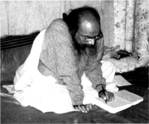 Shivabalayogi autographing a copy of Tapas Shakti Shivabalayogi directly - photo 37