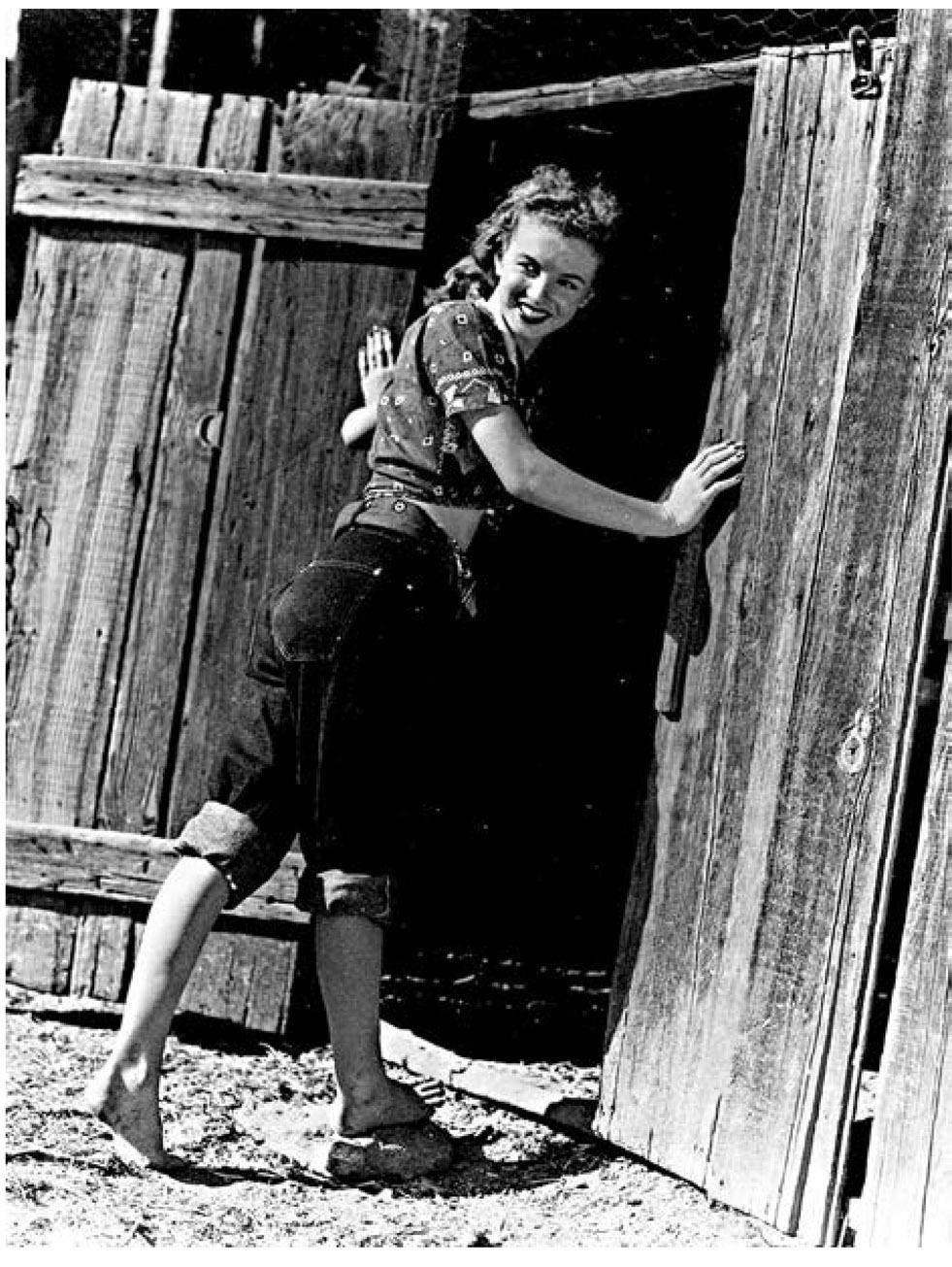 A Los Angeles native Norma Jeane enjoyed posing in outdoor and rural settings - photo 13