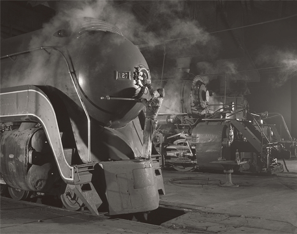 ELECTRICIAN J W DALHOUSE CLEANS A HEADLIGHT SHAFFERS CROSSING ROUNDHOUSE - photo 4