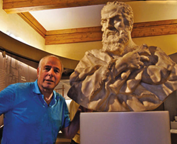 Bust of Galileo Galilei holding a telescope with the author in the Museo - photo 2