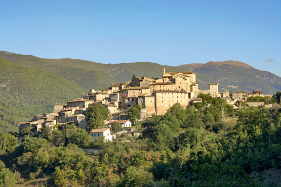 Vallo di Nera sits above wooded Valnerina Walk 31 Landlocked Umbria with its - photo 8