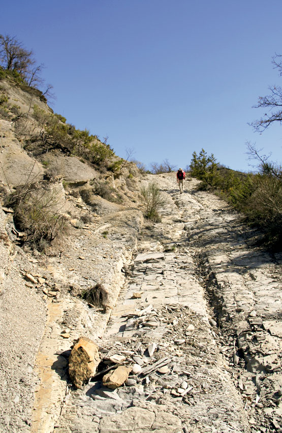 Eroding rock layers en route to Monte Gengarella Walk 3 INTRODUCTION Vallo - photo 7