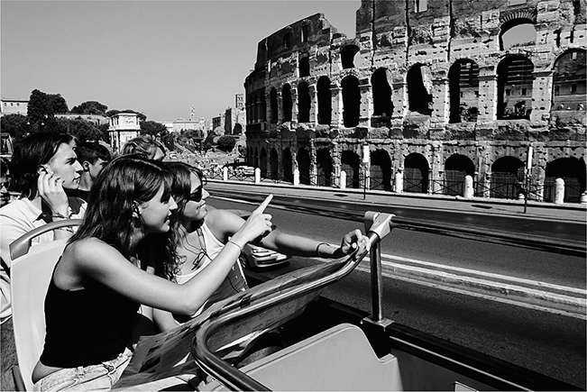 Christine la sua amica Jennifer e Antonio al Colosseo Marco - photo 3