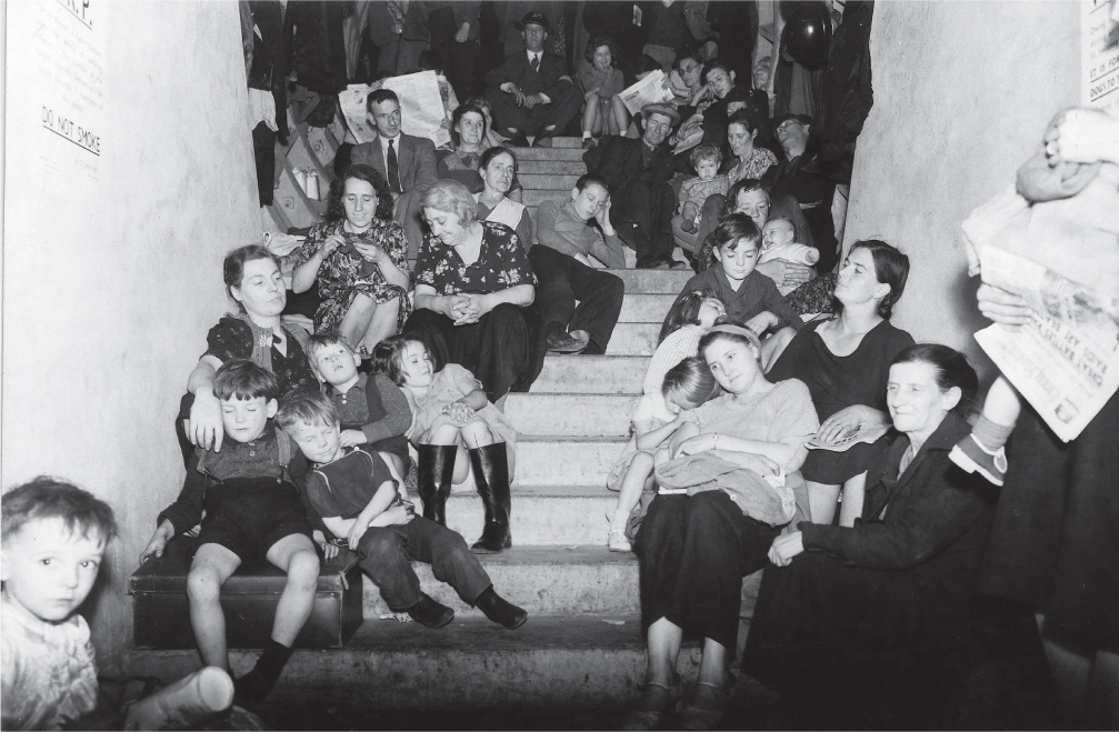 September 1940 Families take cover from the Luftwaffe bombing of London in - photo 8