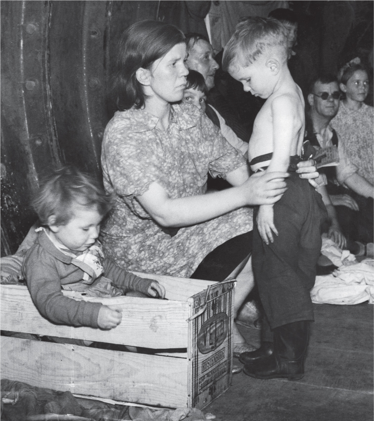 21 September 1940 A mother tends to her young son while her daughter settles - photo 12