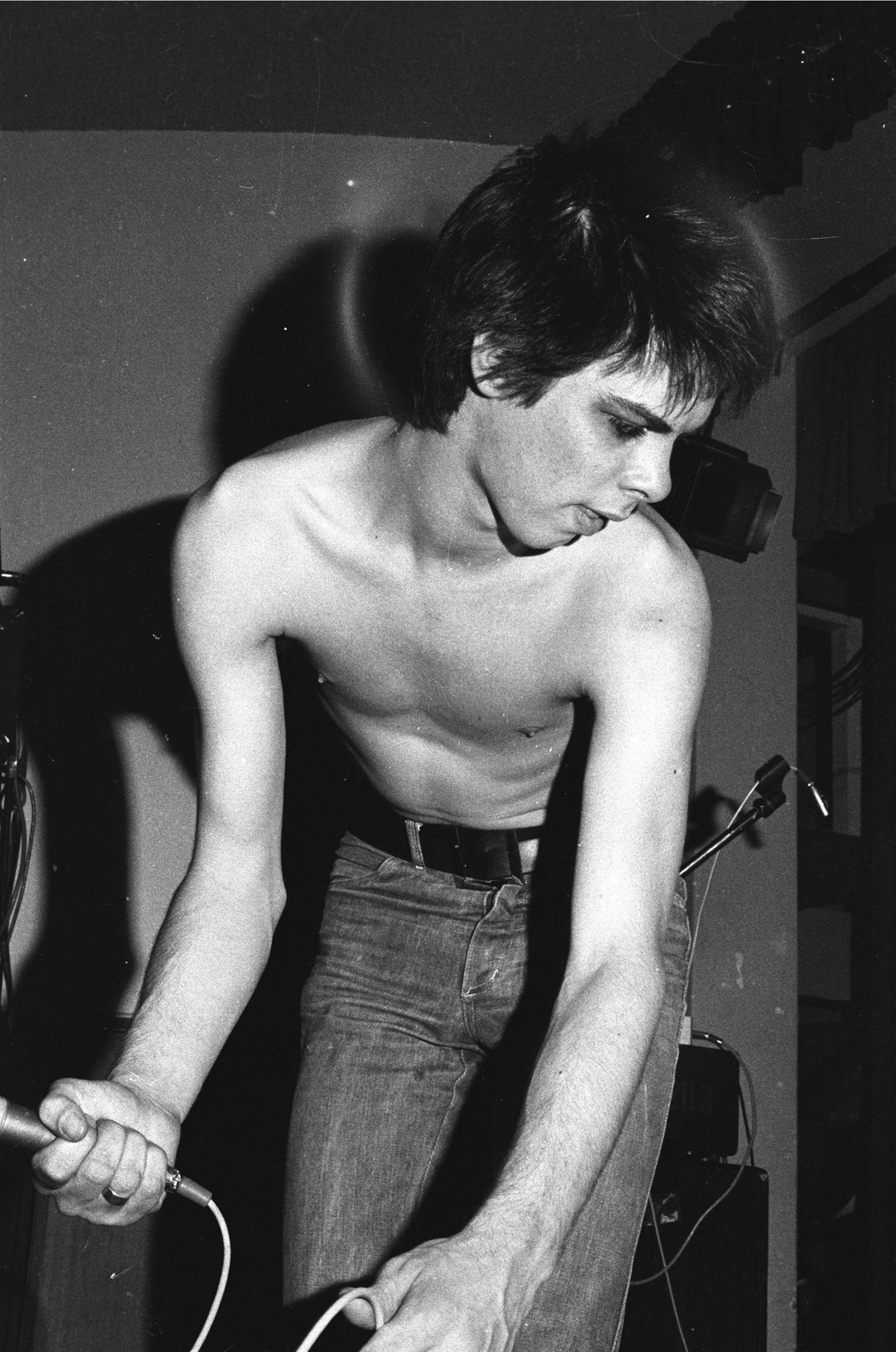 Nick Cave singing Im Eighteen Boys Next Door gig Swinburne College 1977 - photo 2