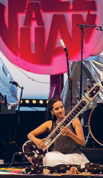 Anoushka Shankar performing on the sitar at the Jazz Juan festival - photo 10