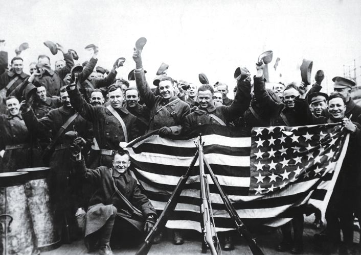 Stripes and stars US soldiers who remained in Russia until 1919 cheer the - photo 2