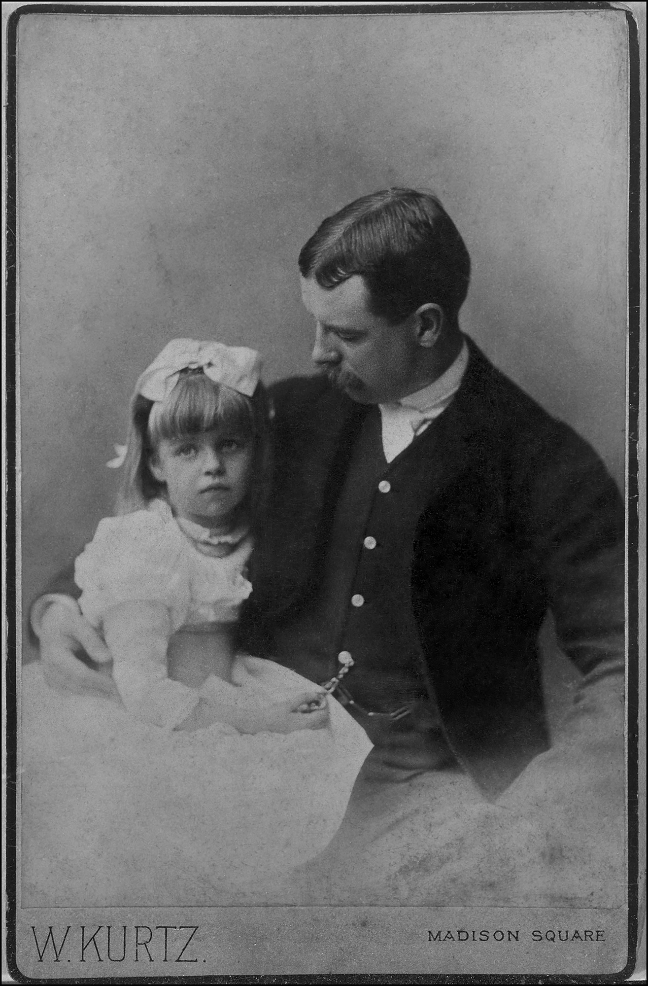 Elliott Roosevelt and his beloved daughter Eleanor his little Nell whom he - photo 3