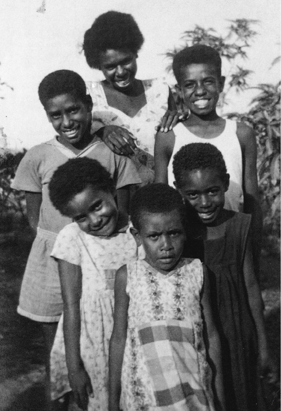 Koikis sister Marinda centre back Wanee Mabo front and Betty Mabo second - photo 3