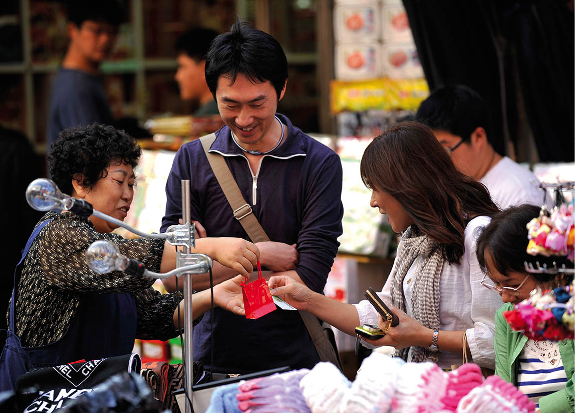 Shopping at Seouls Namdaemun market Chris StowersApa publications South - photo 7