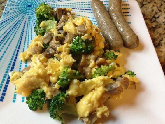 A simple scramble inspired by the Mediterranean diet Loaded with broccoli and - photo 3