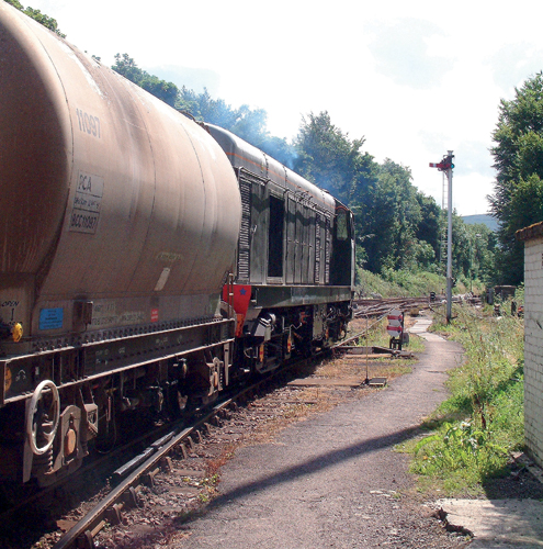 Class 200 D8056 was hired by Earles Cement from Harry Needle Railway Company - photo 3