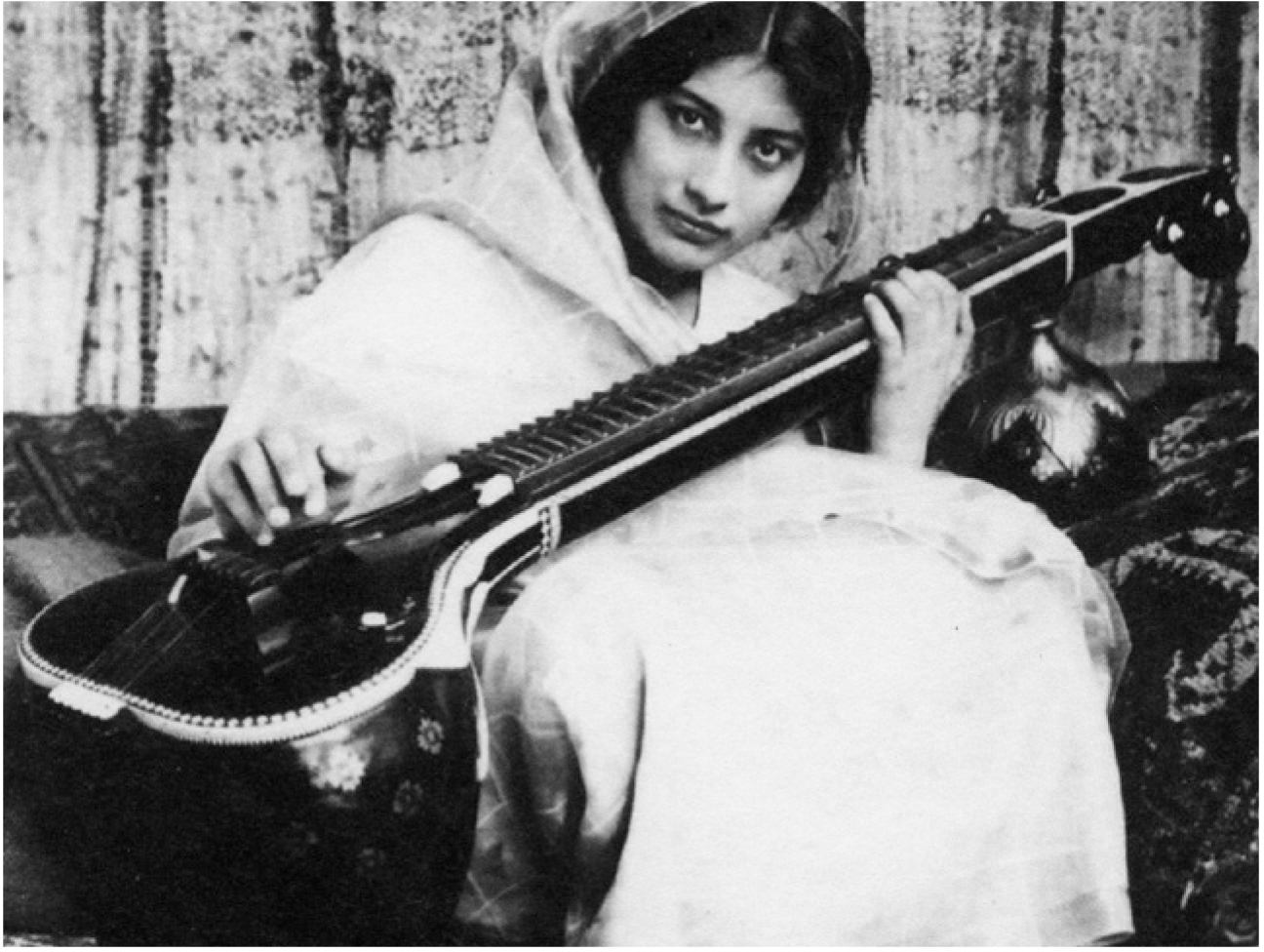 NOOR INAYAT KHAN Sufi princess spy playing the vina a stringed instrument - photo 2