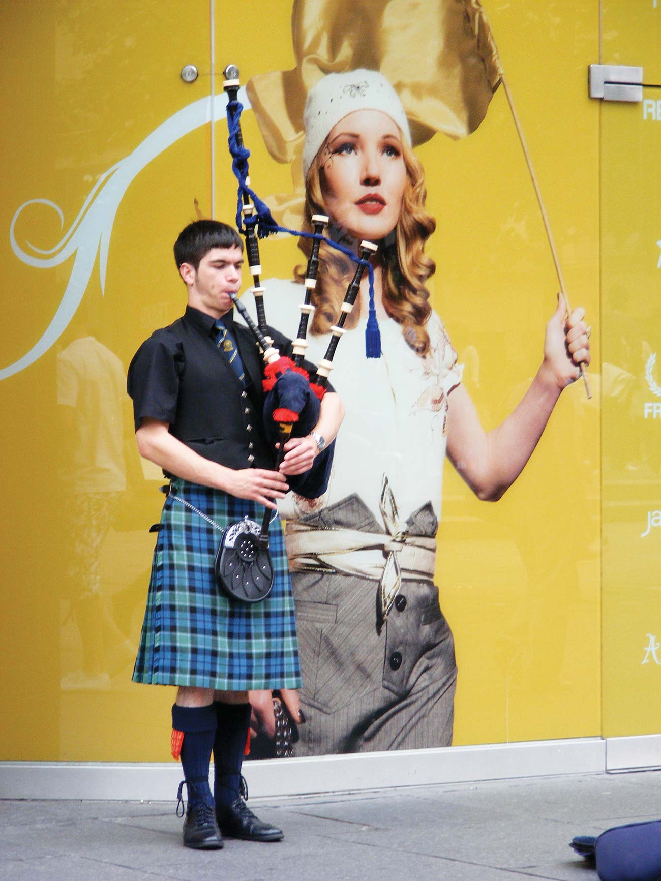 A bagpiper plays to a captive audience THE BEST OF GLASGOW The - photo 17