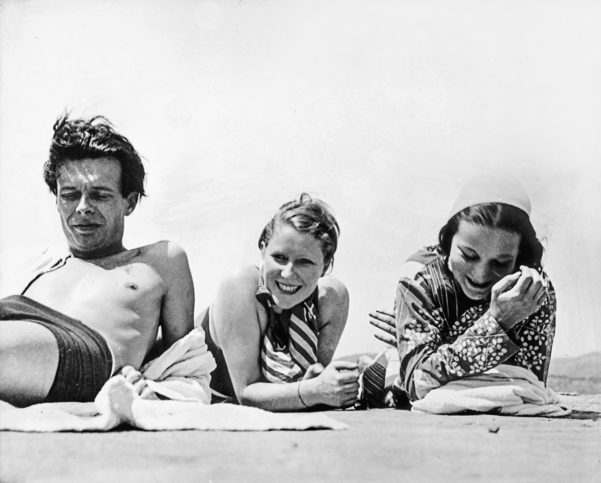 Aldous Huxley Sybille Bedford center and Eva Hermann on the beach - photo 2