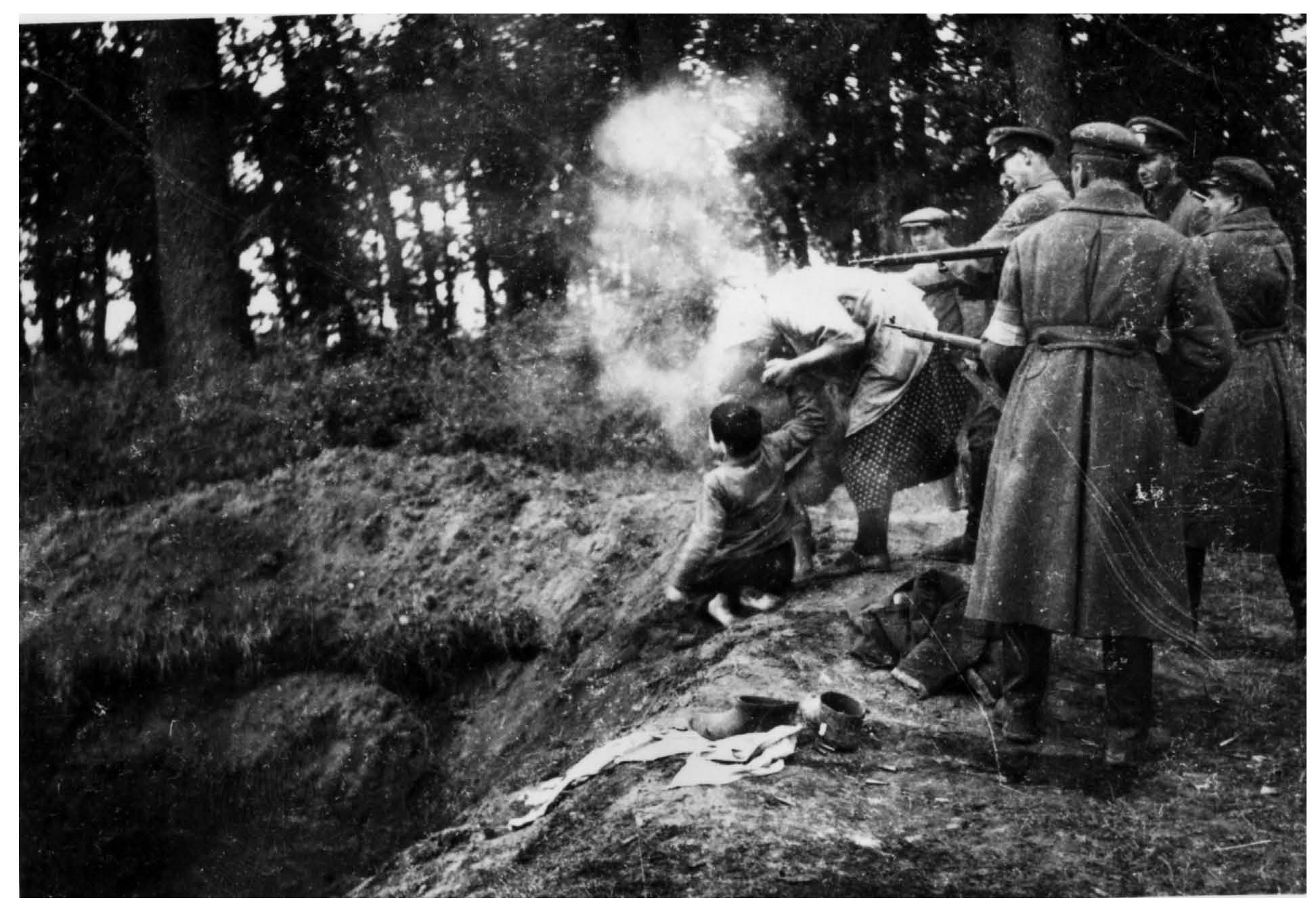 German guards and Ukrainian militia shooting a Jewish family Miropol Ukraine - photo 2