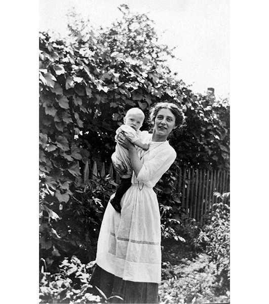 Mabel with baby Frank My Early Years I was born October 8 1913 in Enfield - photo 2