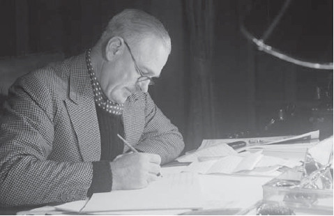 Field Marshal Wavell working at his desk in Delhi as Viceroy of India IWM - photo 5