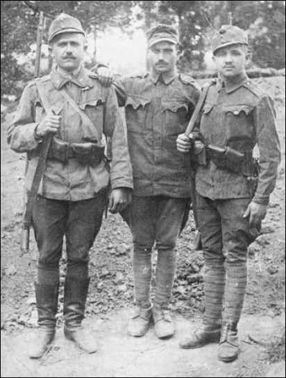 Three soldiers of the Austro-Hungarian army in the M1915 field-grey field - photo 9
