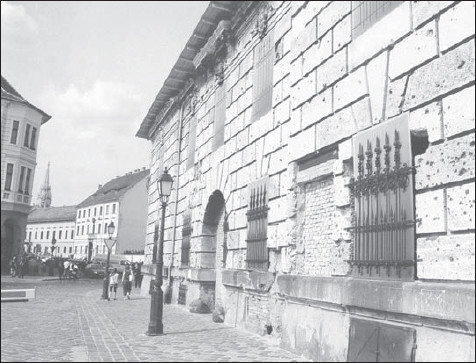 A bullet-pocked building in the central Vrhegy district of Buda 2007 More - photo 4