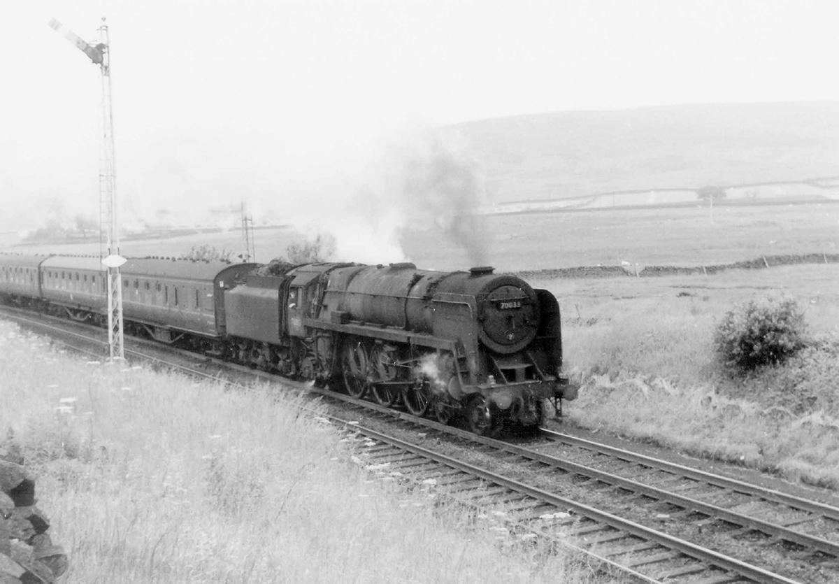 on the way south our journey took us to Stirling where A2 4-6-2 60532 Blue - photo 8