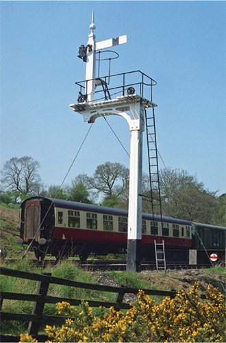 The up starting signal at Goathland station a fine example made for the North - photo 4