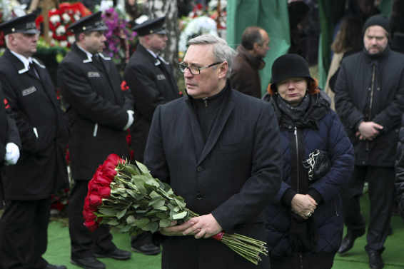 Opposition leader former Russian Prime Minister Mikhail Kasyanov foreground - photo 3