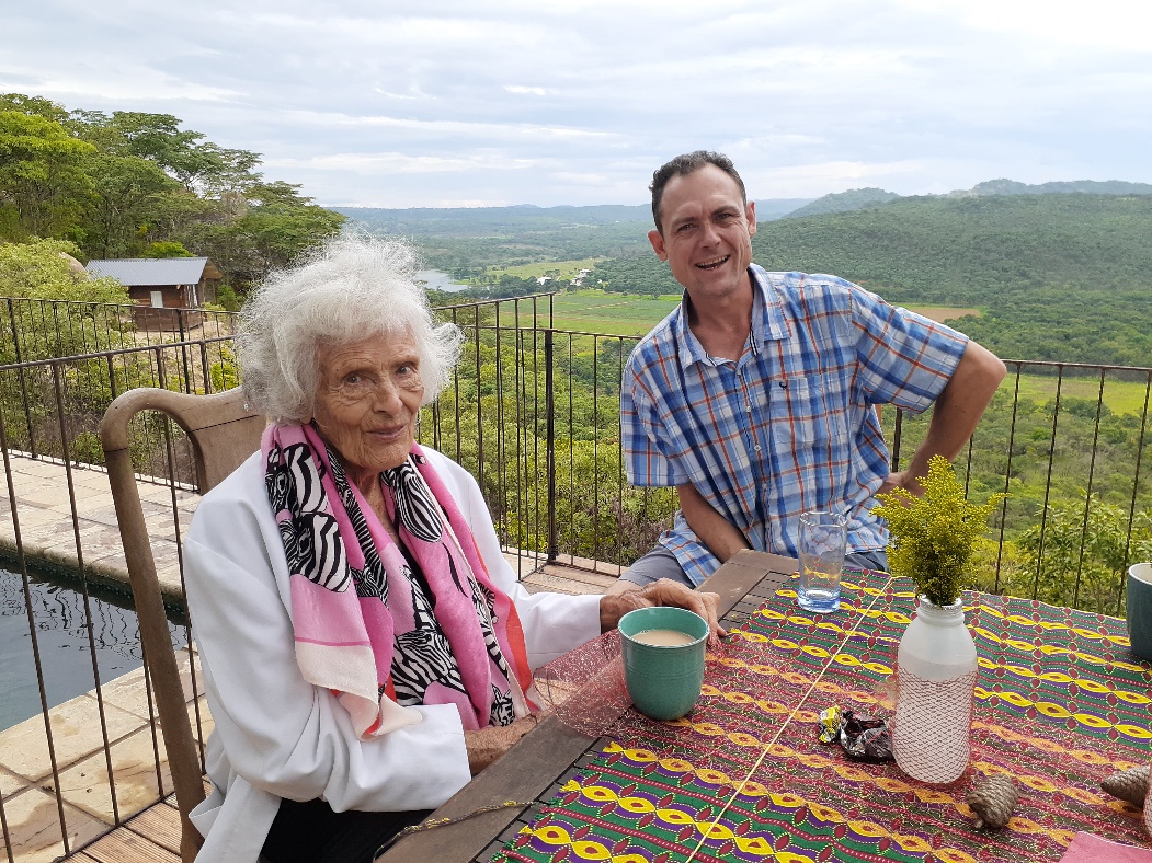 Jona and Great-granny Leslee Maasdorp at Christon Bank Christmas Day 2020 - photo 1