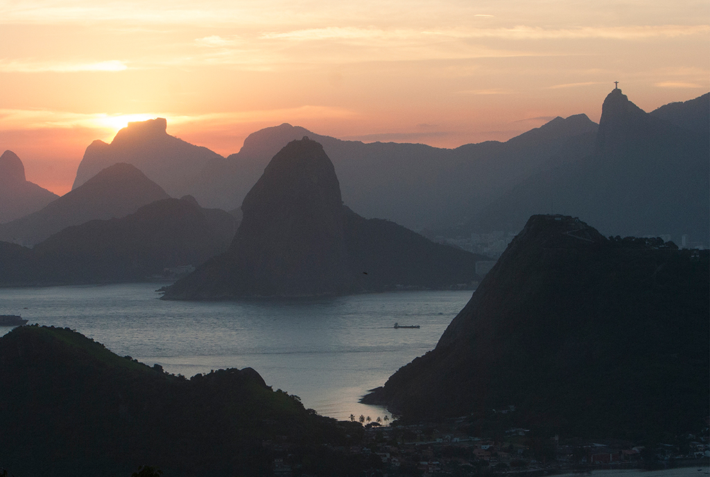 Sunsets and Sunrises The Trem do Corcovado The funicular railway runs from - photo 17