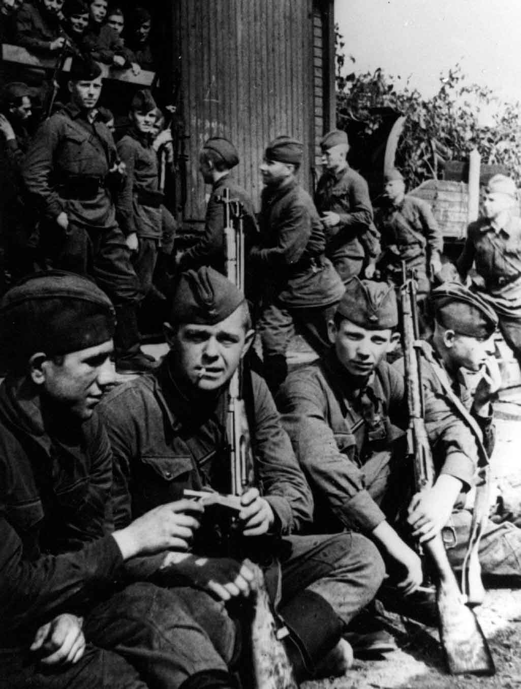 Newly raised militia units from Leningrad This book is dedicated to my mum - photo 1