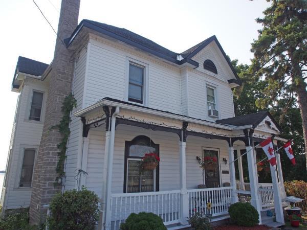 15 Rideau Street - Gothic verge board trim on gable pediment Hipped roof - photo 8