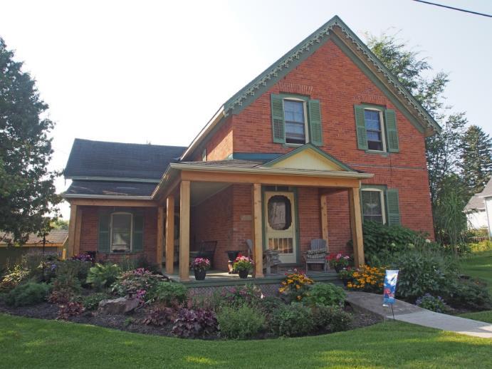 15 Rideau Street - Gothic verge board trim on gable pediment Hipped roof - photo 9