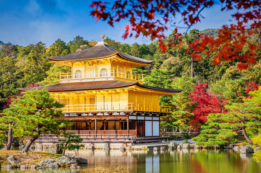 BULE SKY STUDIOSHUTTERSTOCK Kyoto Osaka Top Sights Gion Gion is Kyotos - photo 6