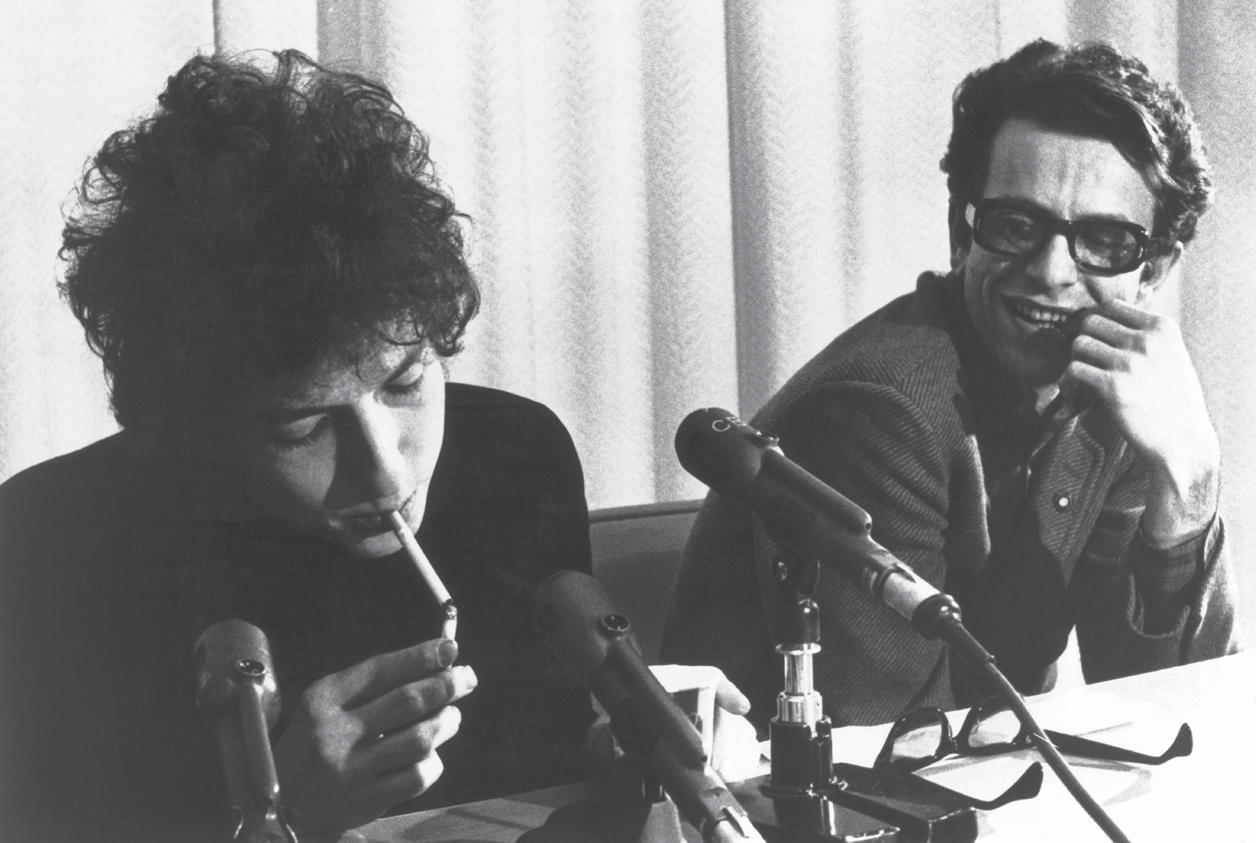 Dylan dances circles round the LA press while Columbia publicist Billy James - photo 15