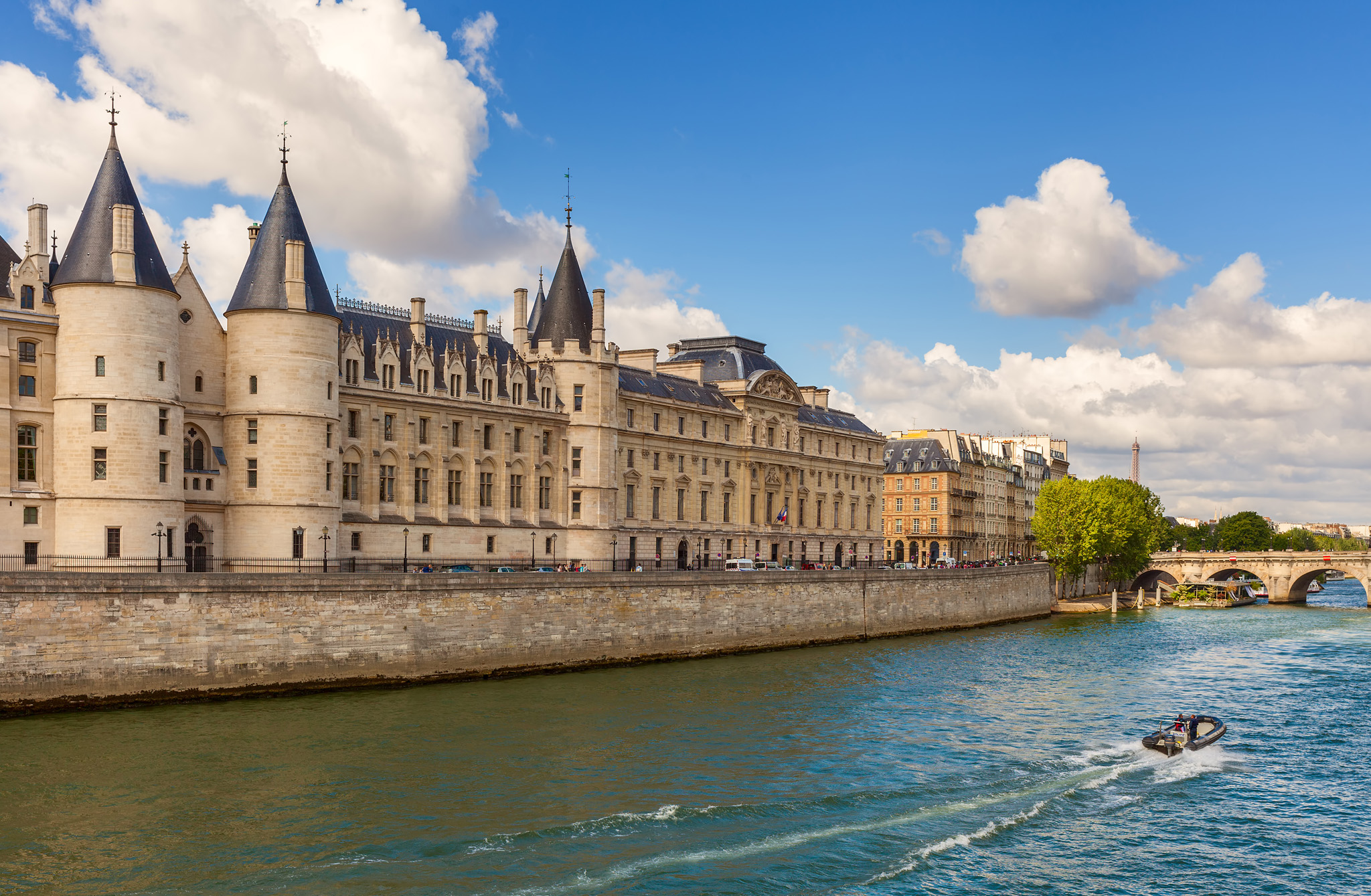 t A boat cruising along the Seine Welcome to Paris Reasons to Love Paris - photo 4