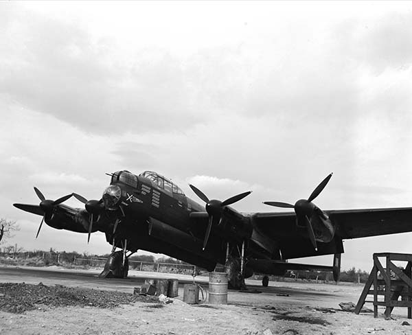 Lancaster KB-732 VR-X X-Terminator of No 419 Squadron RCAF with its bomb - photo 8