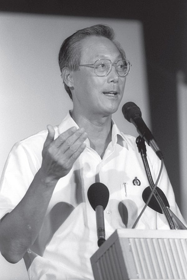 Foreword by Goh Chok Tong A leader shapes his country and unexpected events - photo 2