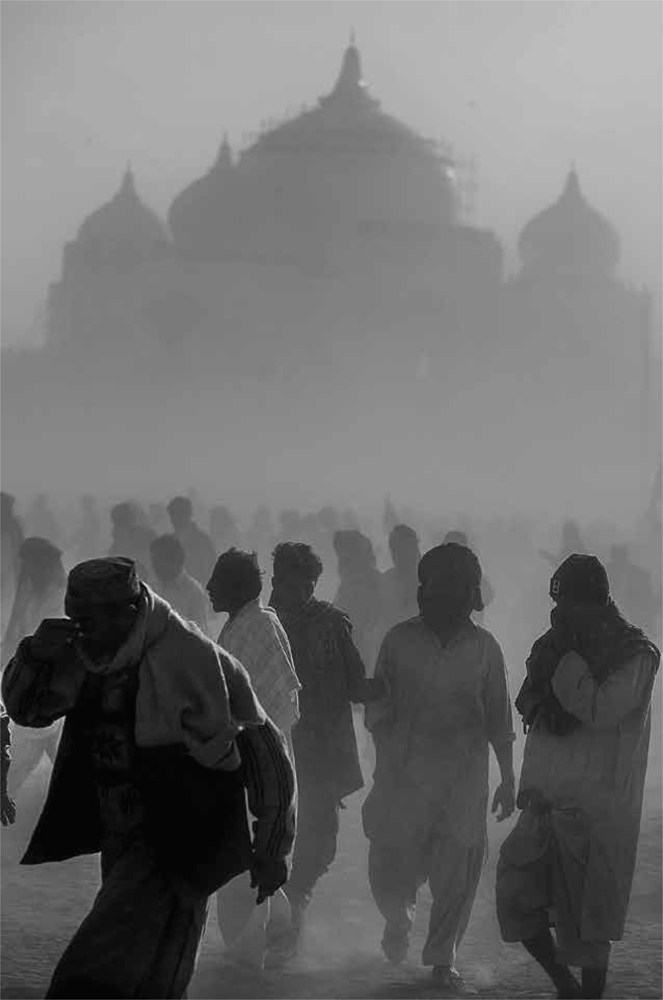 Mourners outside the Bhutto family mausoleum during the funeral of Benazir - photo 2