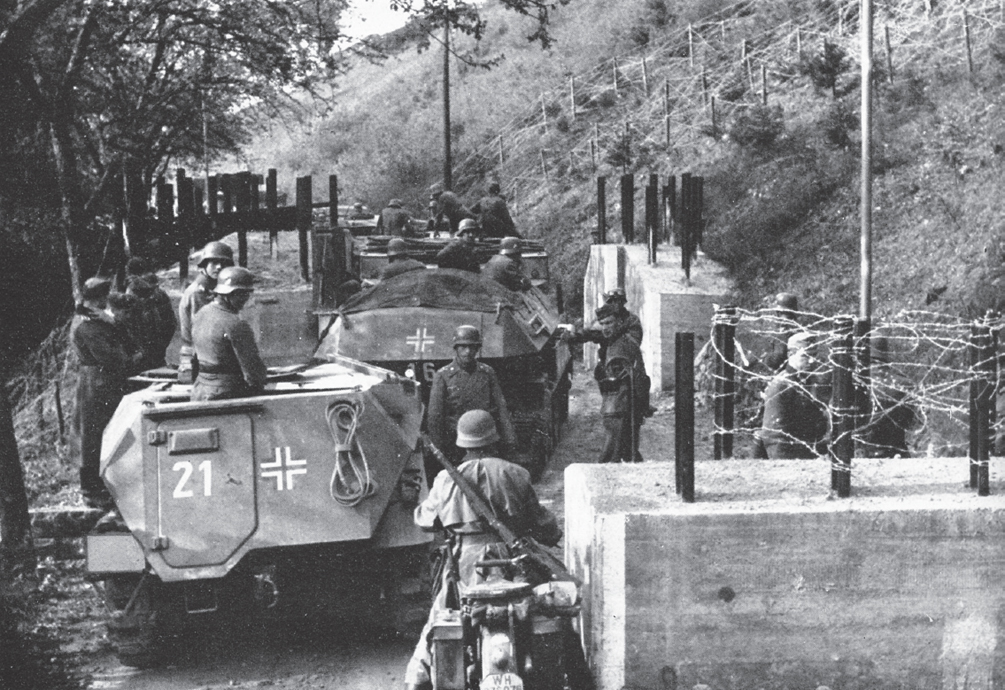 Across the border Tank obstacles do not stop the grenadiers of a Panzer - photo 3