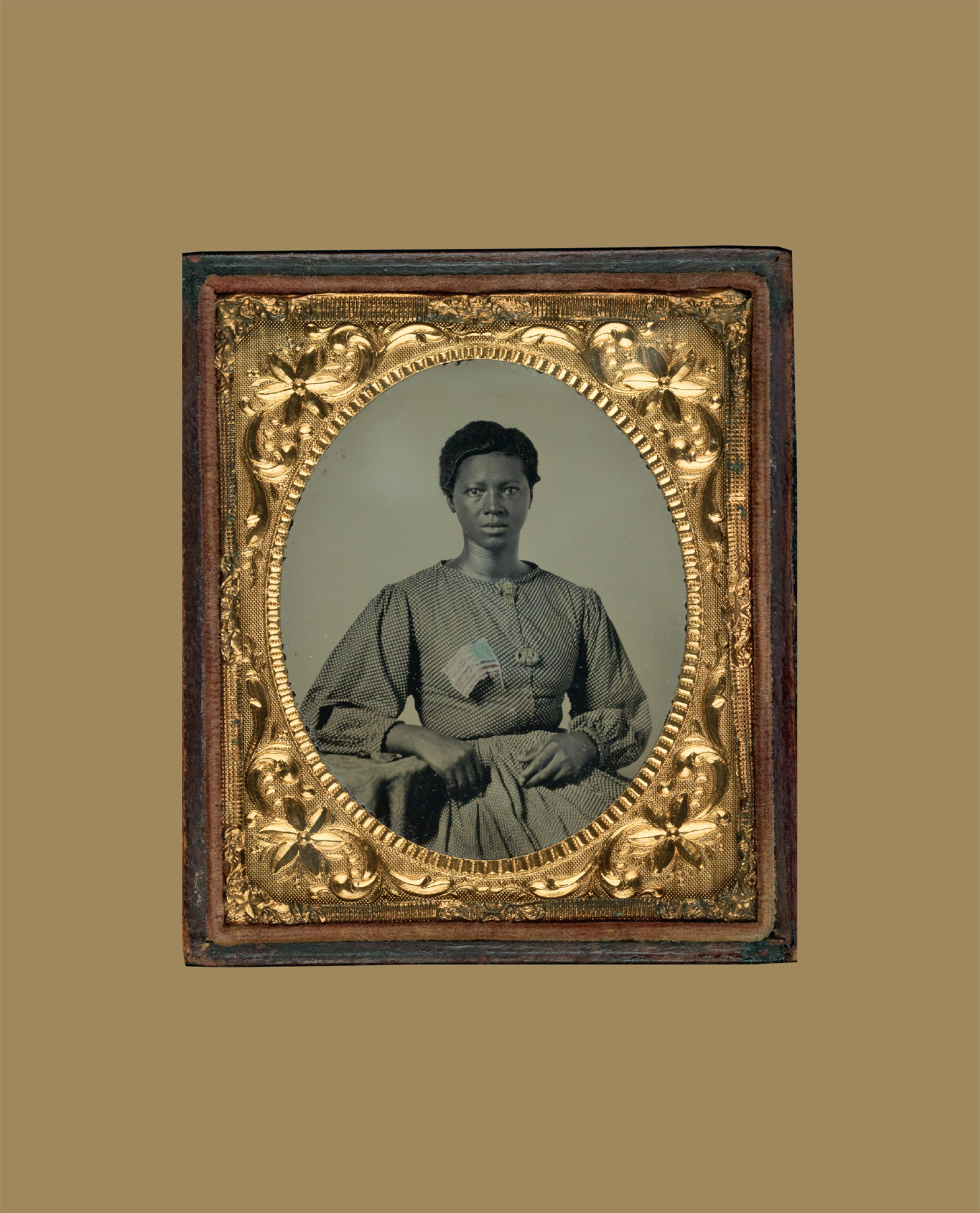 Portrait of a woman wearing a US flag ca 1865 For African Americans the end - photo 3