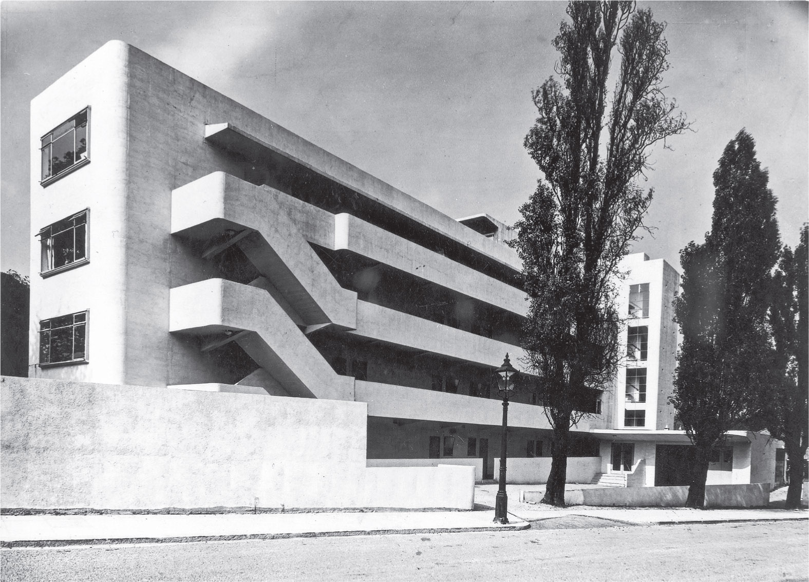 The Lawn Road Flats Isokon Building in Hampstead Flat number 6 the - photo 7