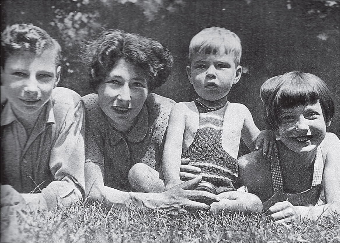 Ursula Beurton Sonya with her children in Oxford 1945 Sonya the GRUs - photo 9