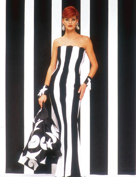 Supermodel Linda Evangelista wears a 1992 Valentino ready-to-wear evening - photo 4