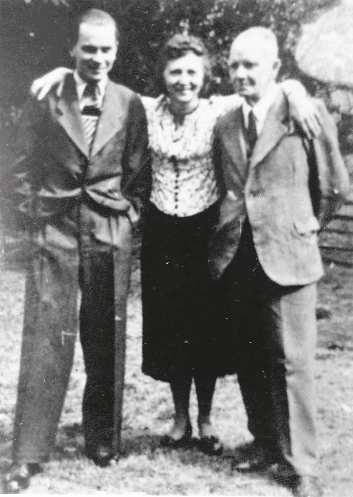 Goleniewski with his mother Janina and father Micha circa 19445 - photo 2