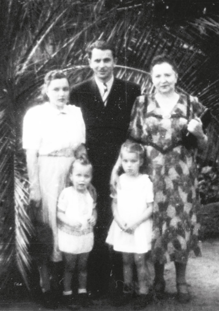 Goleniewski with the family he abandoned his mother Janina his first wife - photo 5