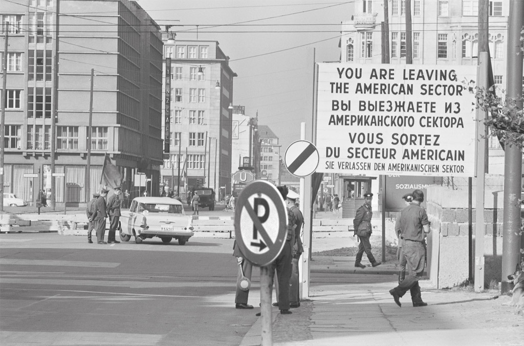 The border between East and West Berlin in 1961 That January Goleniewski - photo 7